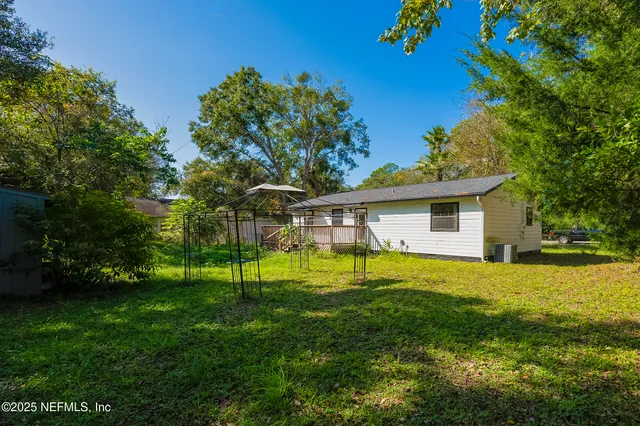 a view of a house with a backyard