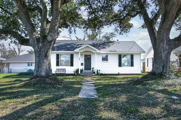 $190,000 | 3809 Common Street, Lake Charles, LA 70607