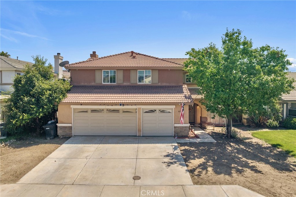 4475 Willowglen Way Hemet, CA 92545 - Photo 2 of 33 a front view of a house with a yard