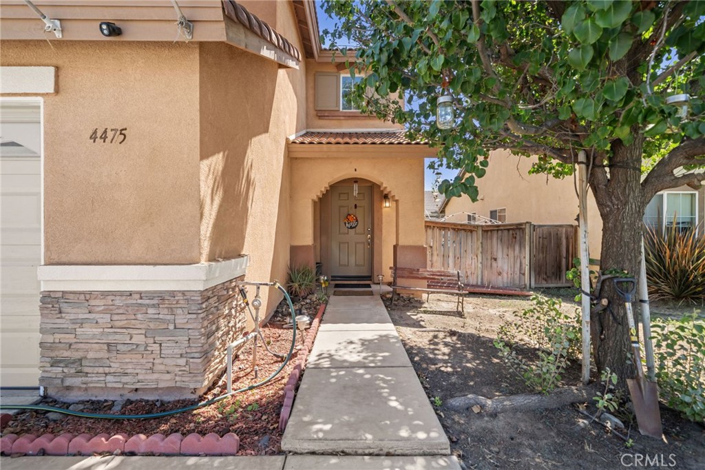 4475 Willowglen Way Hemet, CA 92545 - Photo 6 of 33 a front view of a house with garden