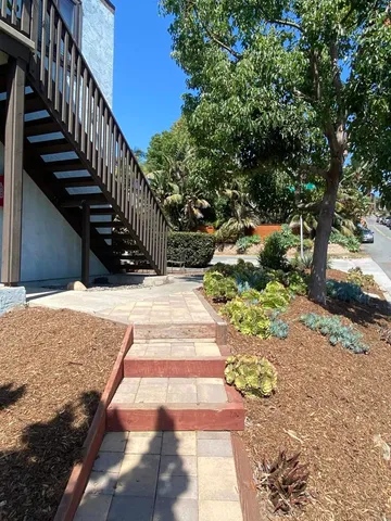 a view of entryway with yard