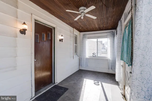 a view of entryway with window