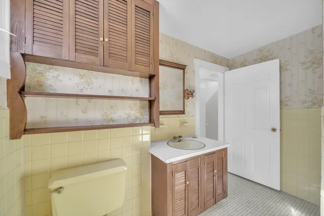 a view of a garage room