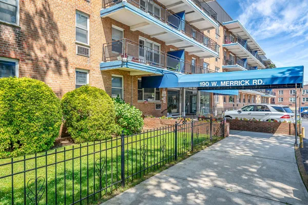 $360,000 | 190 West Merrick Road, Unit 4E, Freeport, NY 11520