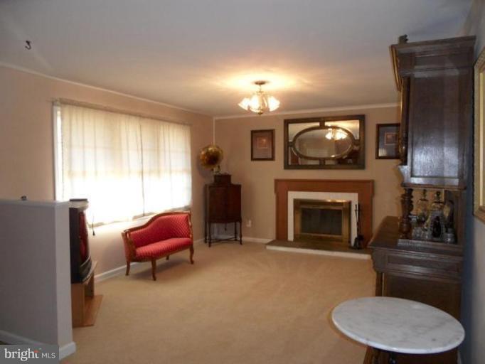 6213 Middlesex Avenue Springfield, VA 22150 - Photo 3 of 26 Family Room