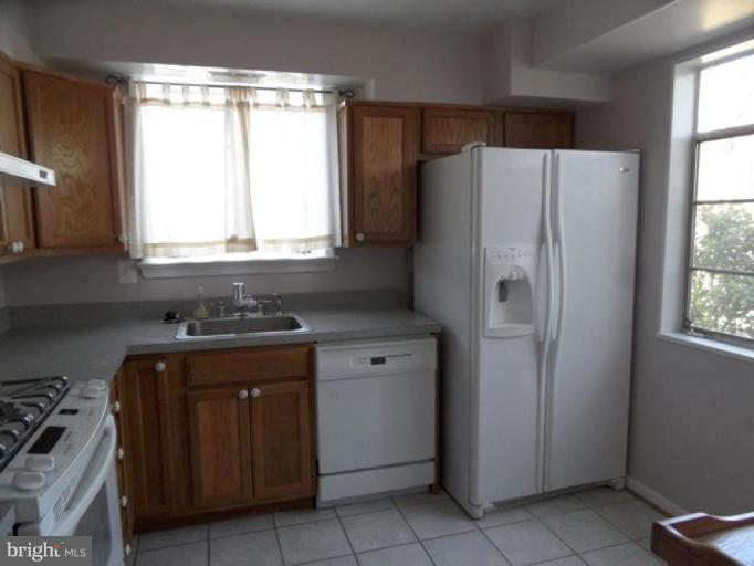 6213 Middlesex Avenue Springfield, VA 22150 - Photo 8 of 26 Kitchen