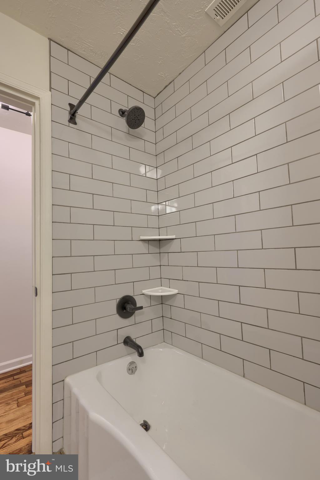 643 Franklin Street Columbia, PA 17512 - Photo 26 of 46 a bathroom with a bathtub
