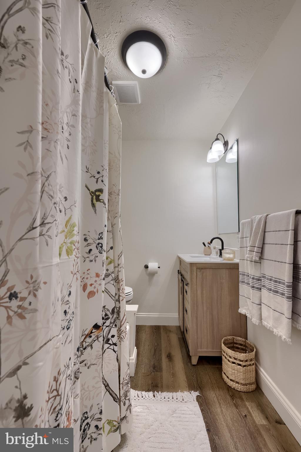 643 Franklin Street Columbia, PA 17512 - Photo 27 of 46 a view of a bathroom with a bathtub