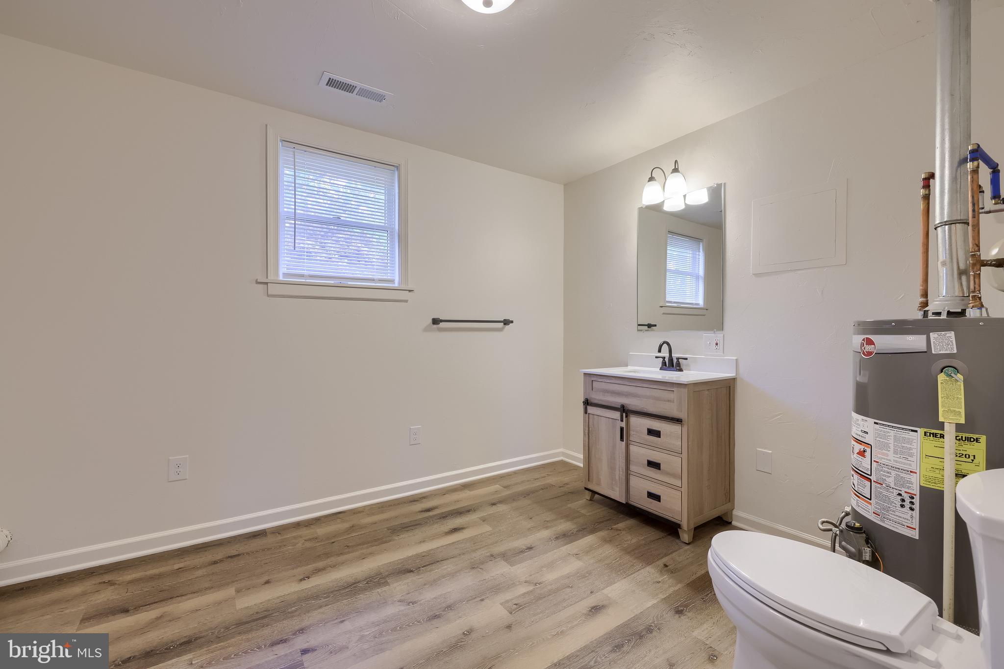 643 Franklin Street Columbia, PA 17512 - Photo 33 of 46 a bathroom with a toilet a sink and mirror