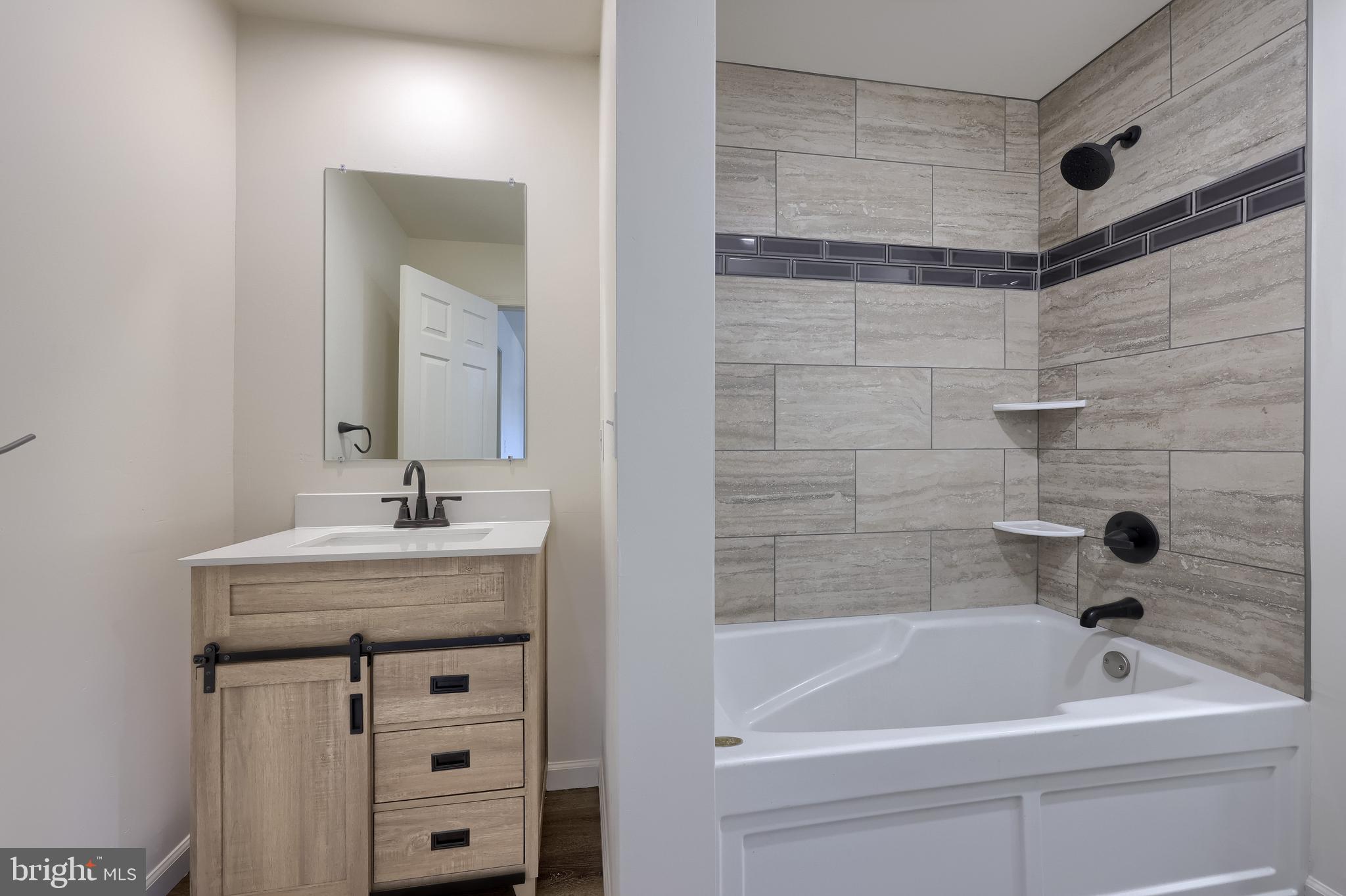 643 Franklin Street Columbia, PA 17512 - Photo 39 of 46 a bathroom with a tub a sink and mirror