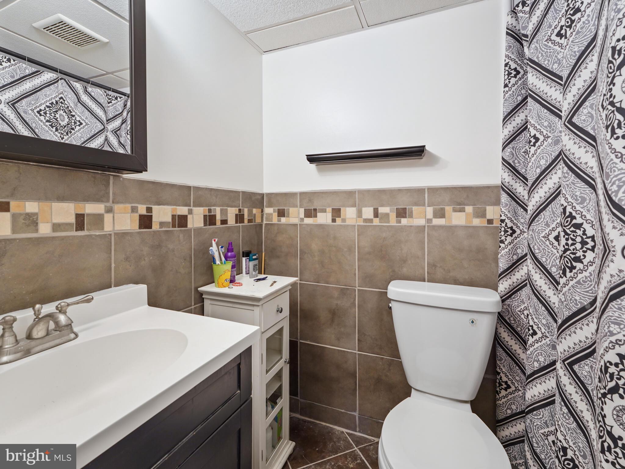 280 Bridgewater Road, Unit H6 Brookhaven, PA 19015 - Photo 11 of 15 Hall bath