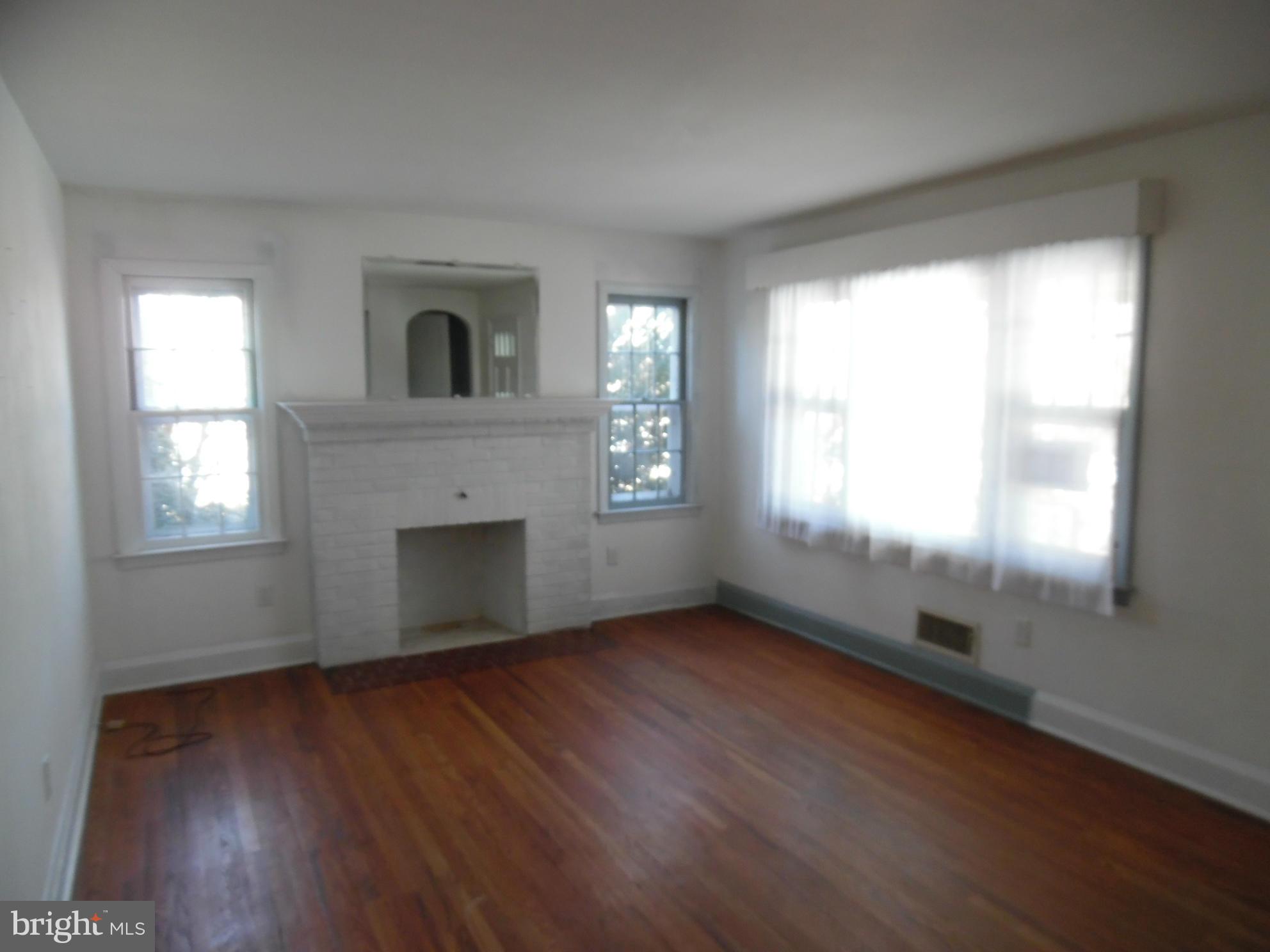 536 Poole Road Westminster, MD 21157 - Photo 8 of 21 Living Room