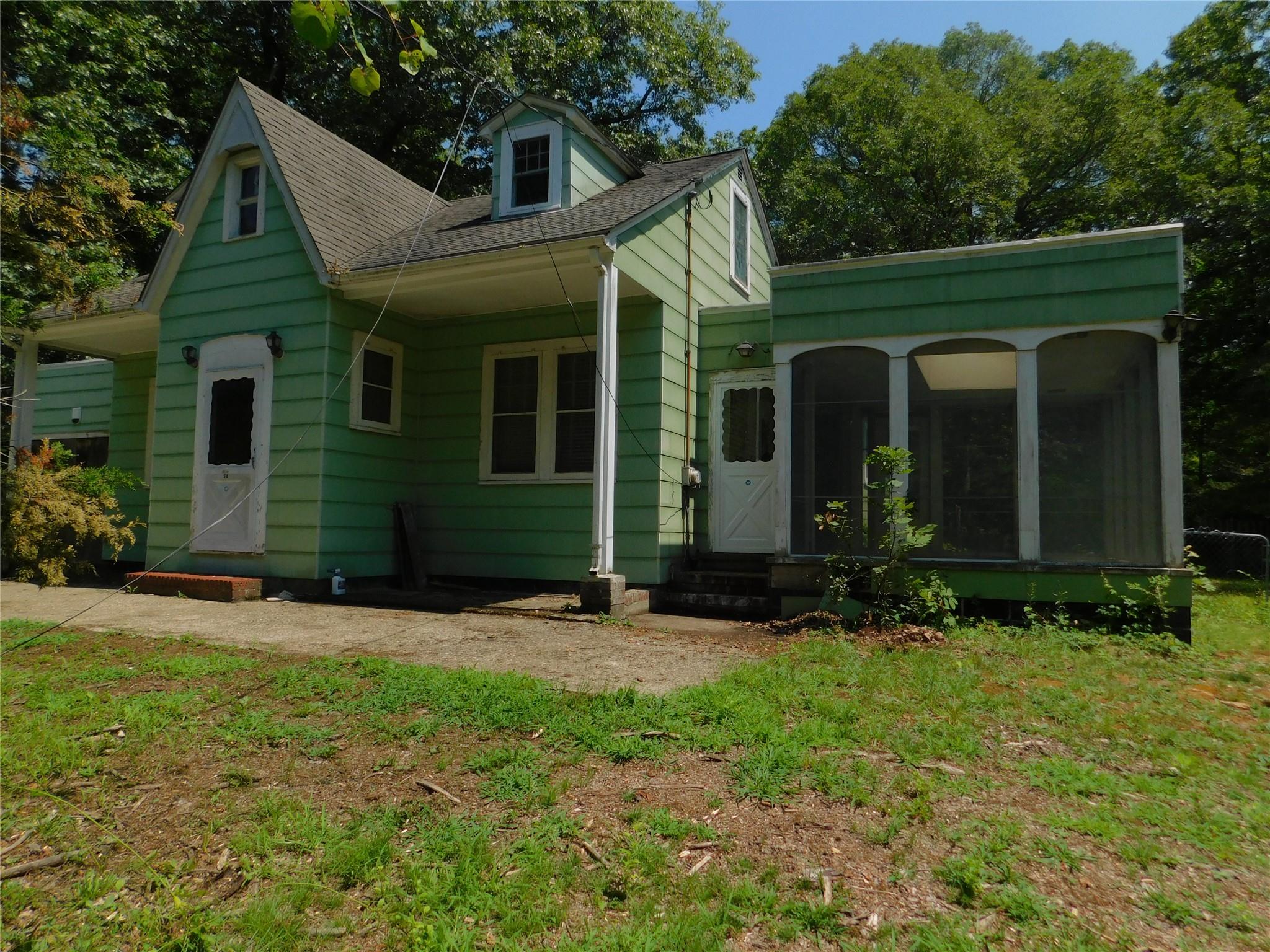 a view of a house with yard and plants