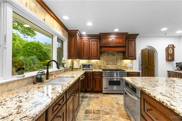 $869,000 | 5 Hingham Road, Utica, NY 13501