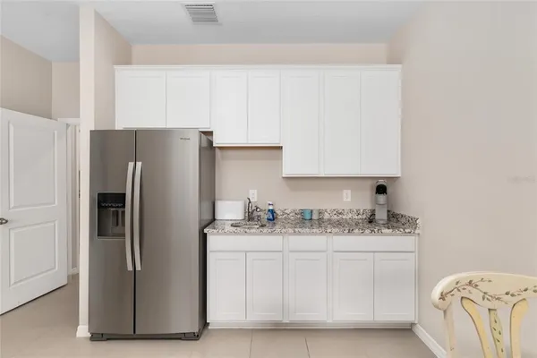 a view of a garden with lake