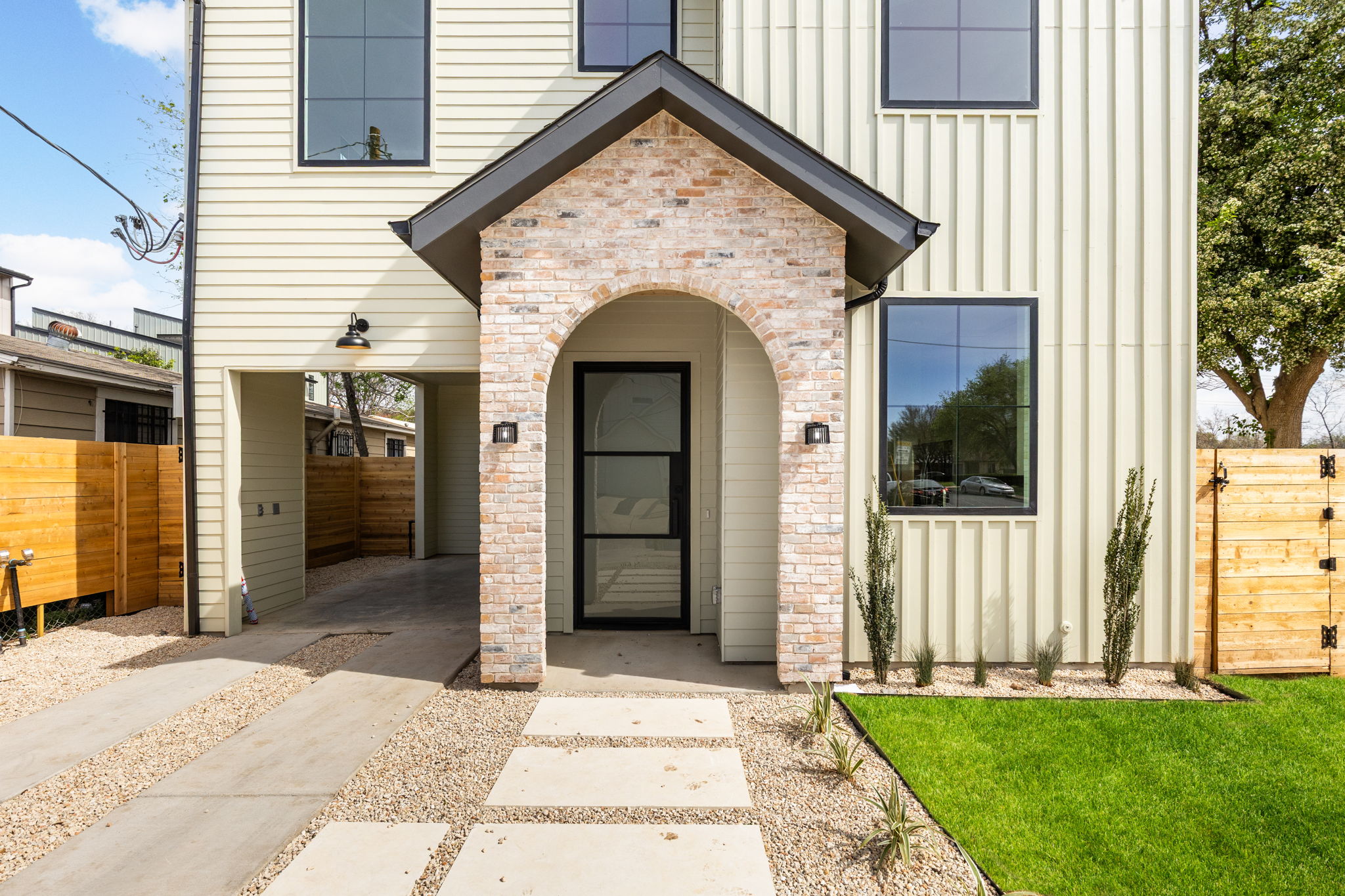 2910 East 4th Street Austin, TX 78702 - Photo 4 of 39 a view of entryway with a balcony