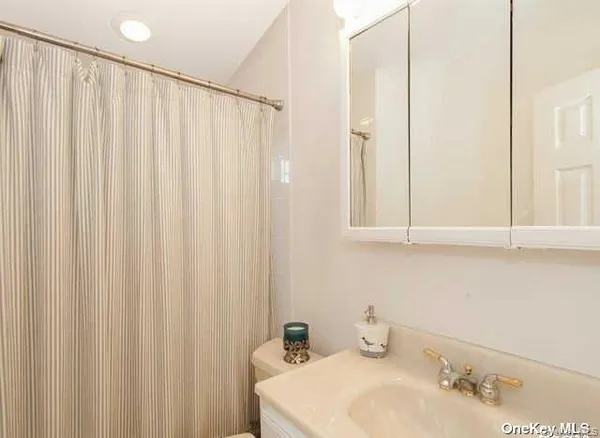 $4,700 | 207 Jefferson Avenue, Island Park, NY 11558