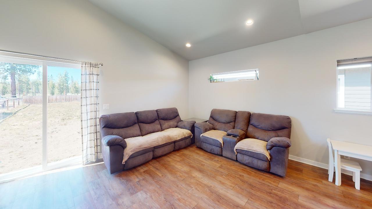 16475 Bassett Road La Pine, OR 97739 - Photo 8 of 25 Living Room