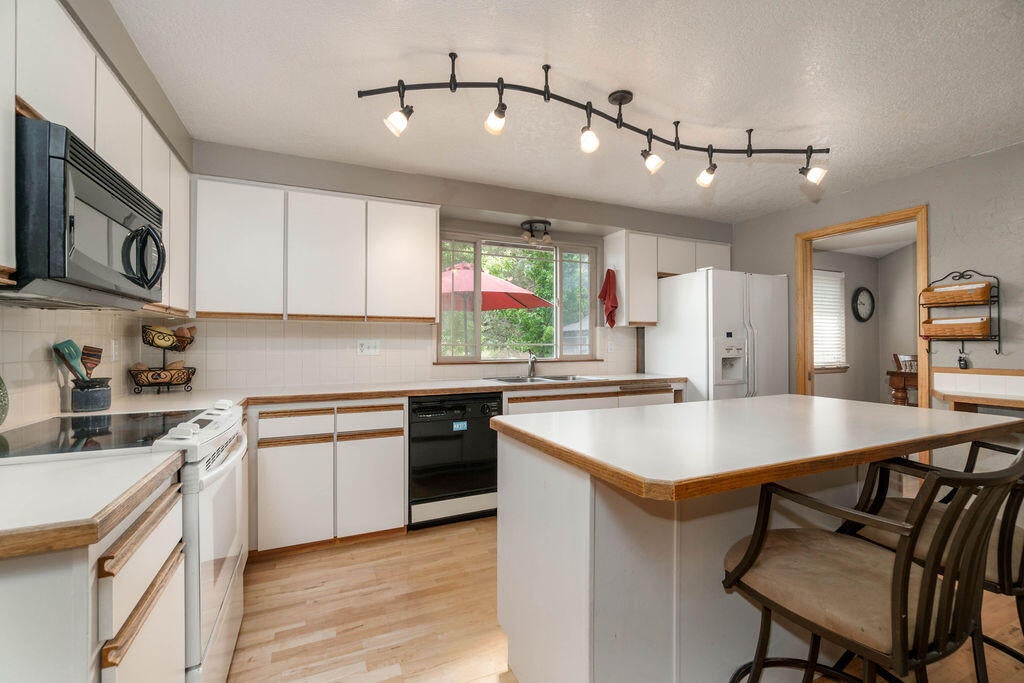 63480 Vogt Road Bend, OR 97701 - Photo 11 of 28 DSC09334-Edit