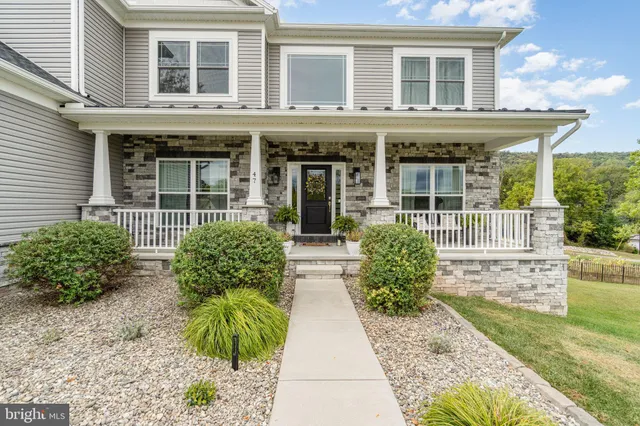 a view of a house with a small yard and plants