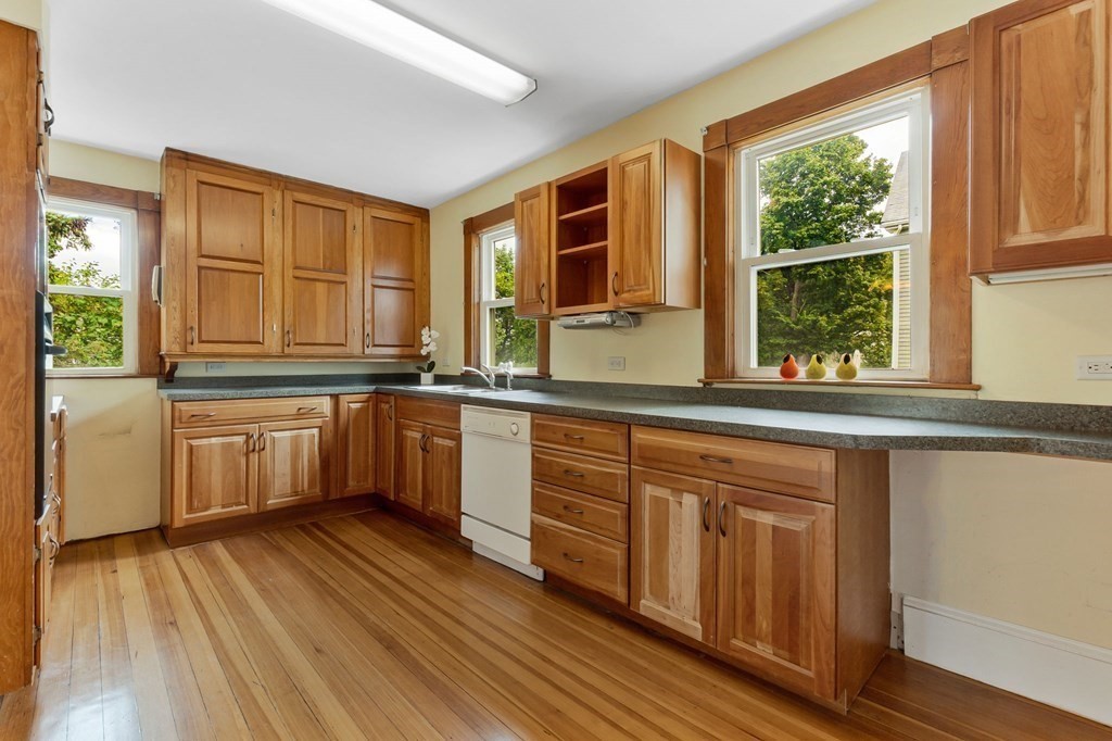 8 Swan Street Beverly, MA 01915 - Photo 9 of 30