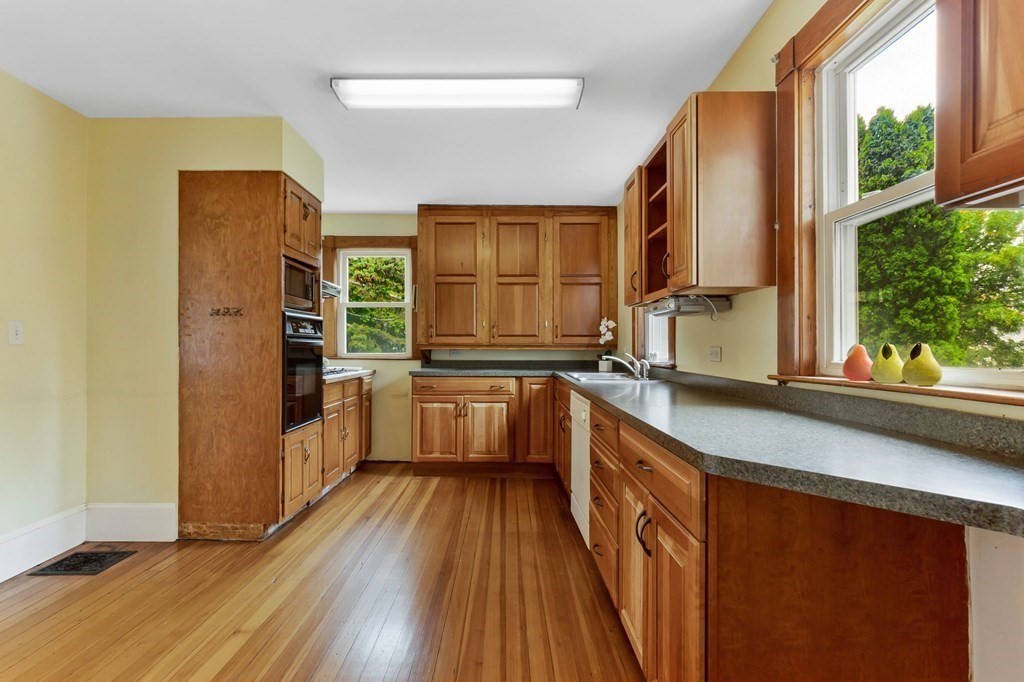 8 Swan Street Beverly, MA 01915 - Photo 10 of 30