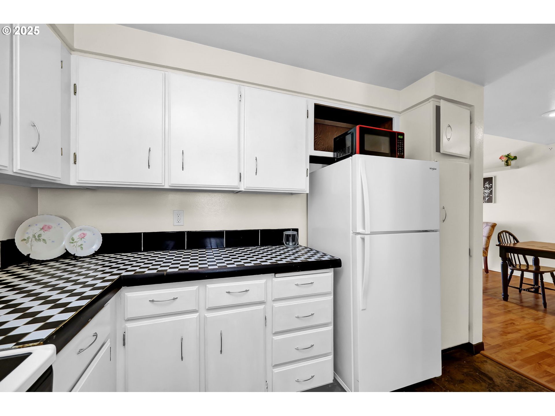119 Treehill Loop, Unit 119 Eugene, OR 97405 - Photo 11 of 30 Kitchen