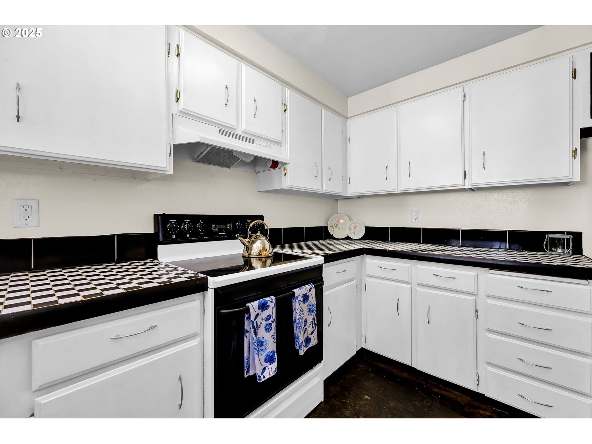 119 Treehill Loop, Unit 119 Eugene, OR 97405 - Photo 12 of 30 Kitchen