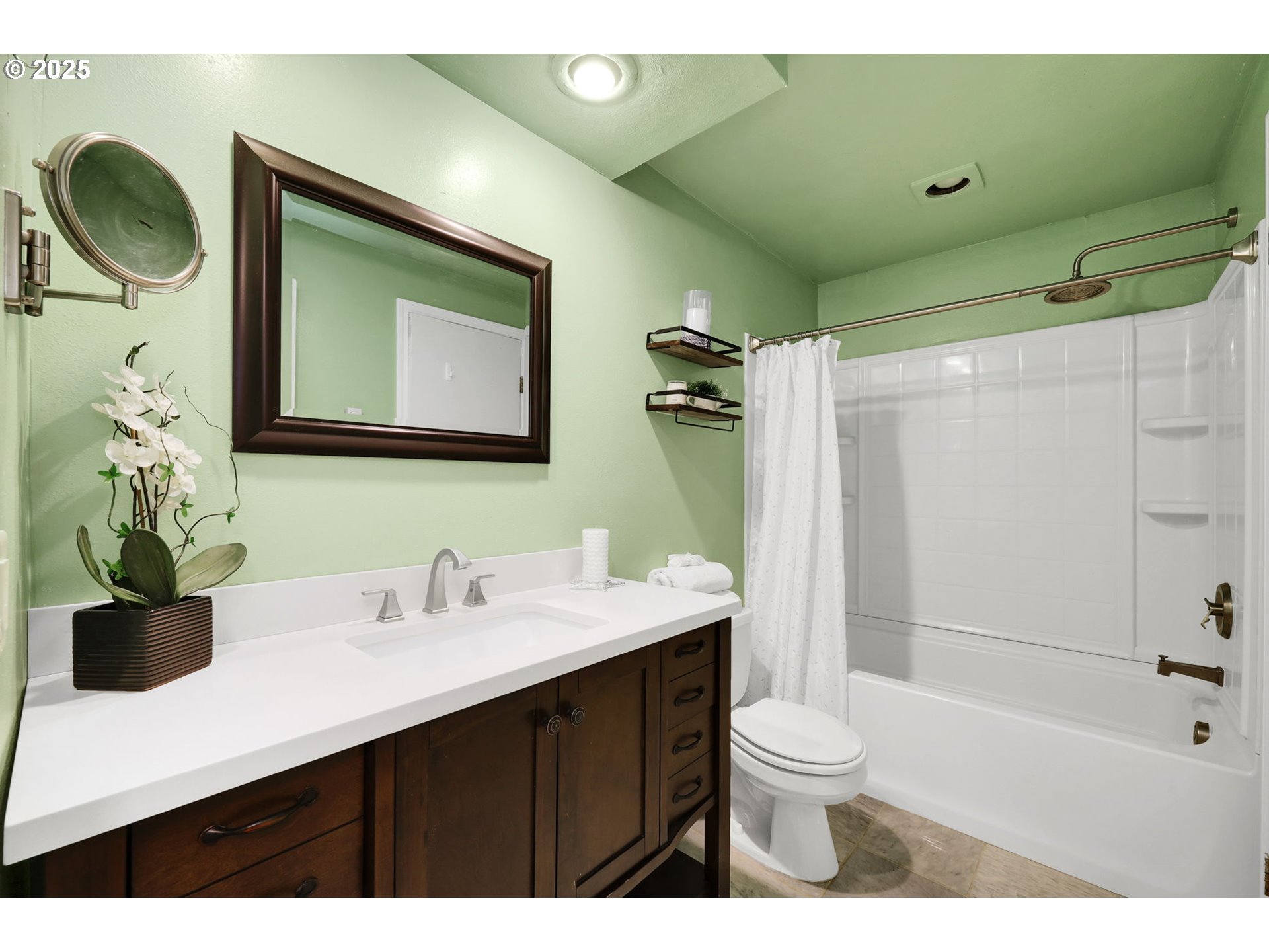 119 Treehill Loop, Unit 119 Eugene, OR 97405 - Photo 14 of 30 Bathroom