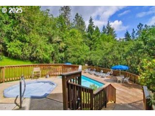119 Treehill Loop, Unit 119 Eugene, OR 97405 - Photo 29 of 30 Jacuzzi