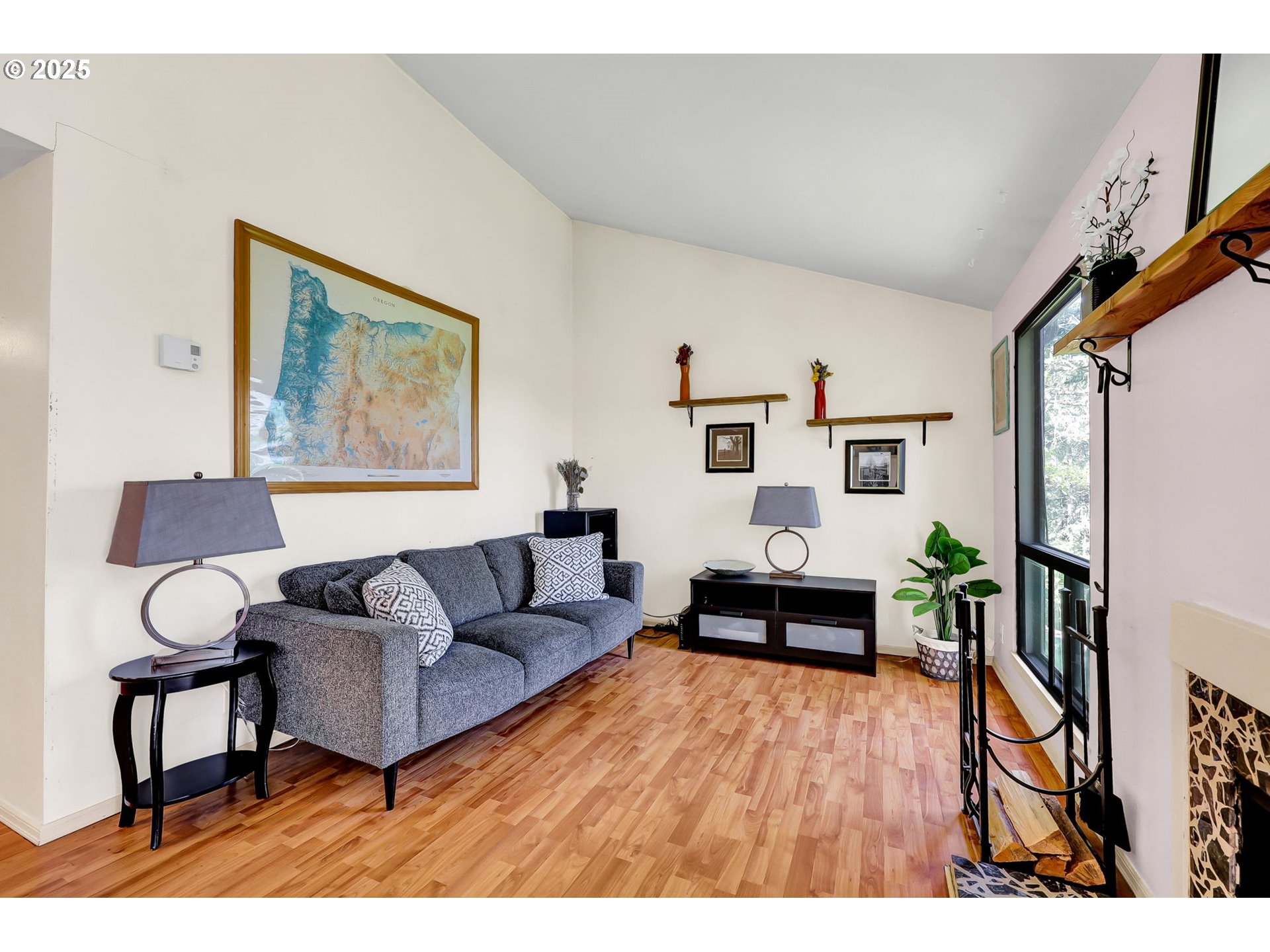 119 Treehill Loop, Unit 119 Eugene, OR 97405 - Photo 6 of 30 Living Room