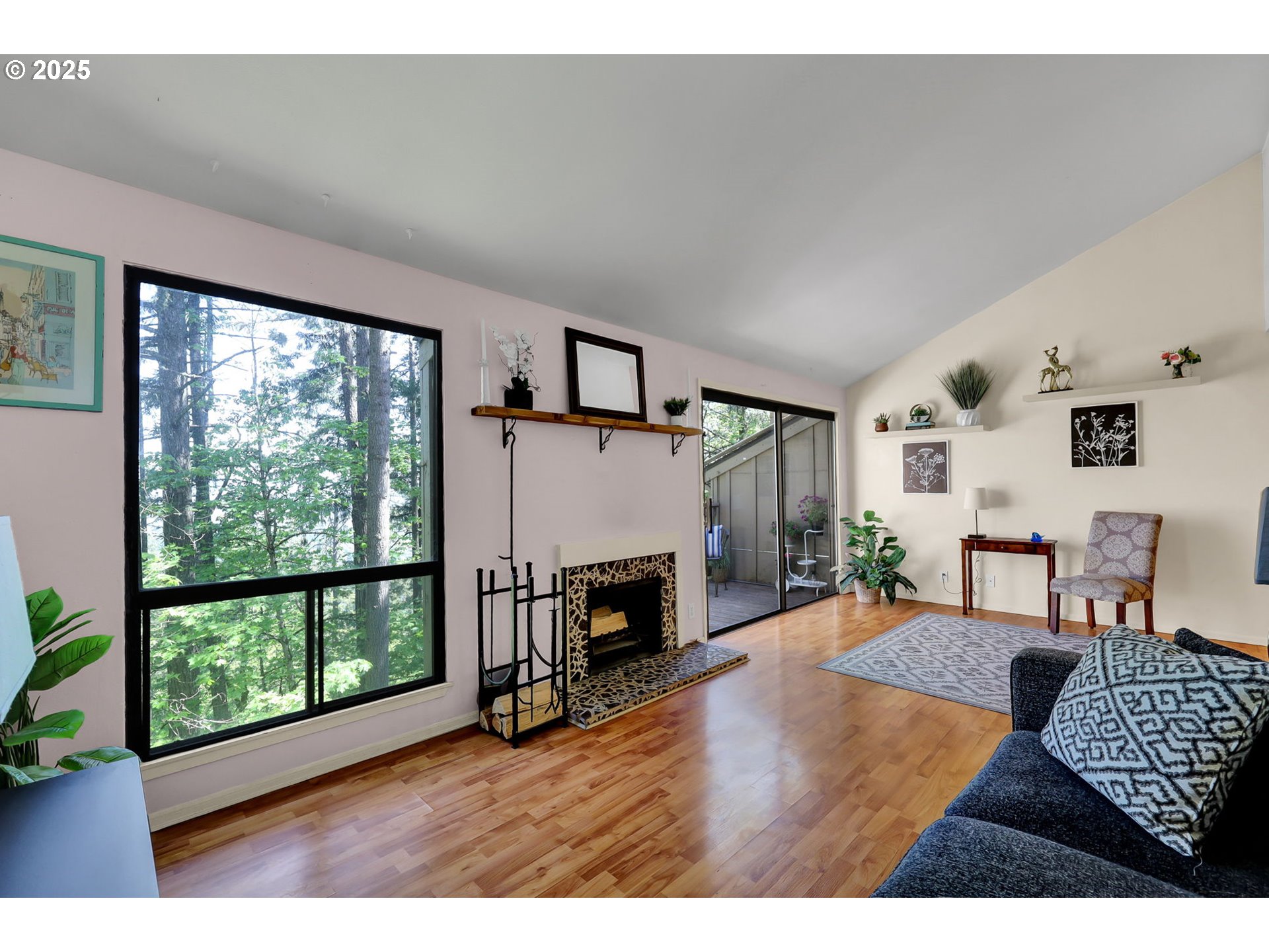 119 Treehill Loop, Unit 119 Eugene, OR 97405 - Photo 7 of 30 Living Room