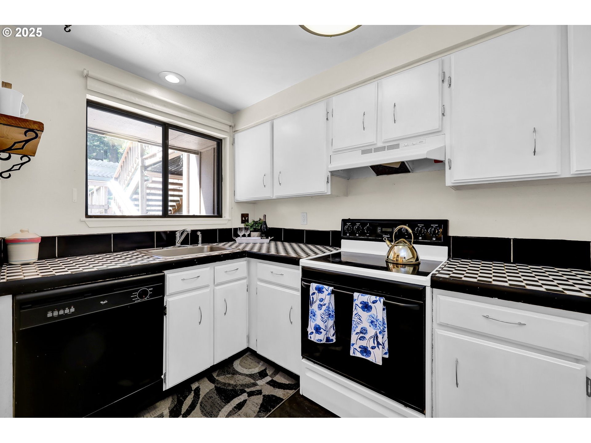 119 Treehill Loop, Unit 119 Eugene, OR 97405 - Photo 9 of 30 Kitchen