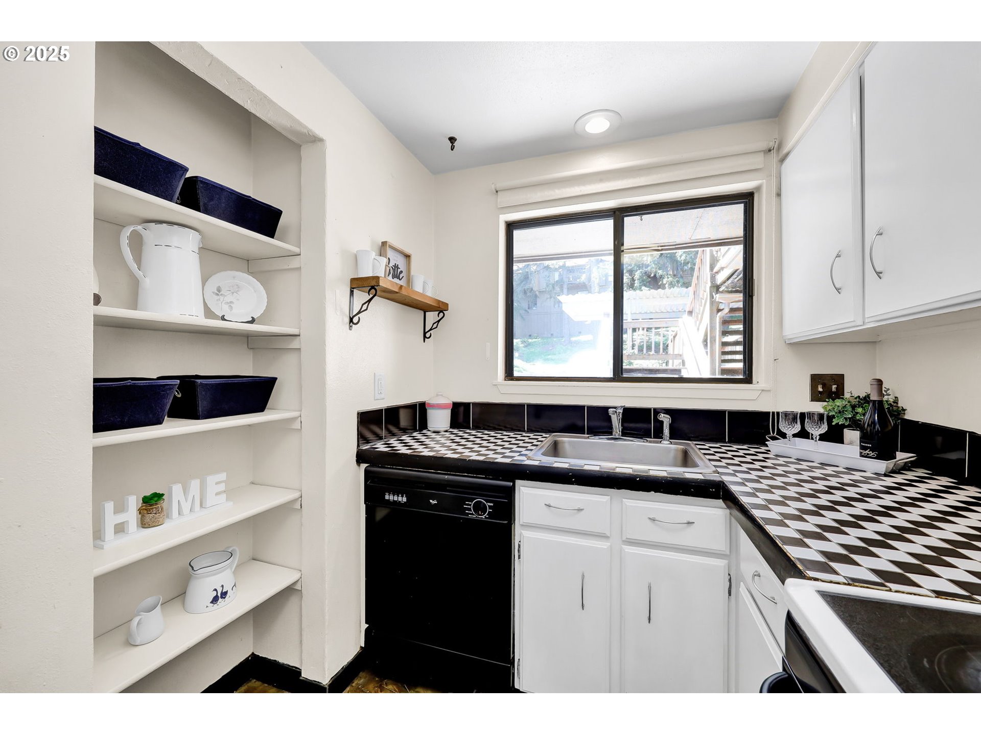 119 Treehill Loop, Unit 119 Eugene, OR 97405 - Photo 10 of 30 Kitchen