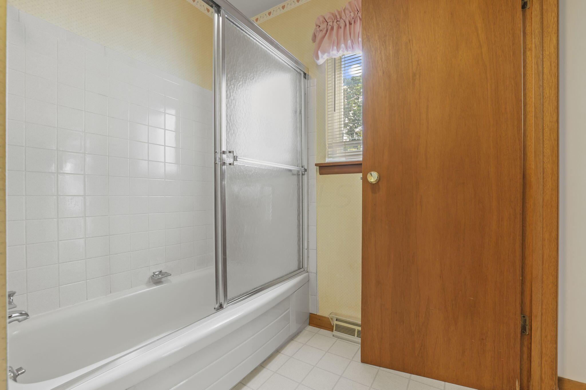 702 Sherwick Road Newark, OH 43055 - Photo 27 of 54 Bathroom
