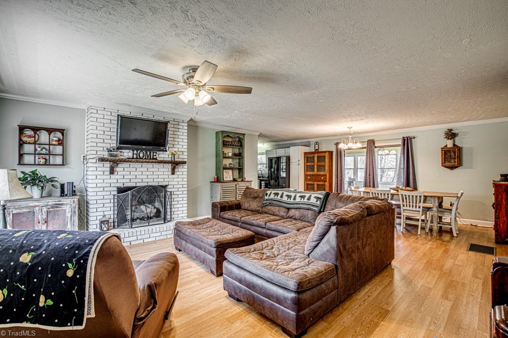 4100 Welcome-Arcadia Road Lexington, NC 27295 - Photo 2 of 25 Living room entry