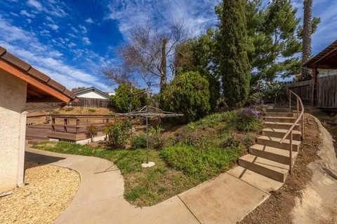 a view of a backyard