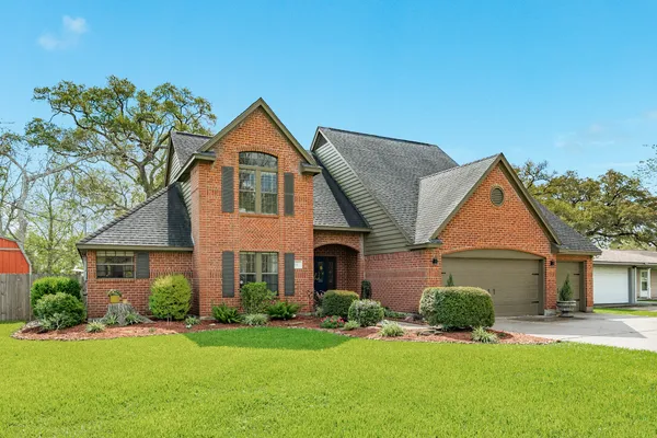 $412,000 | 100 Van Winkle Street, Lake Jackson, TX 77566