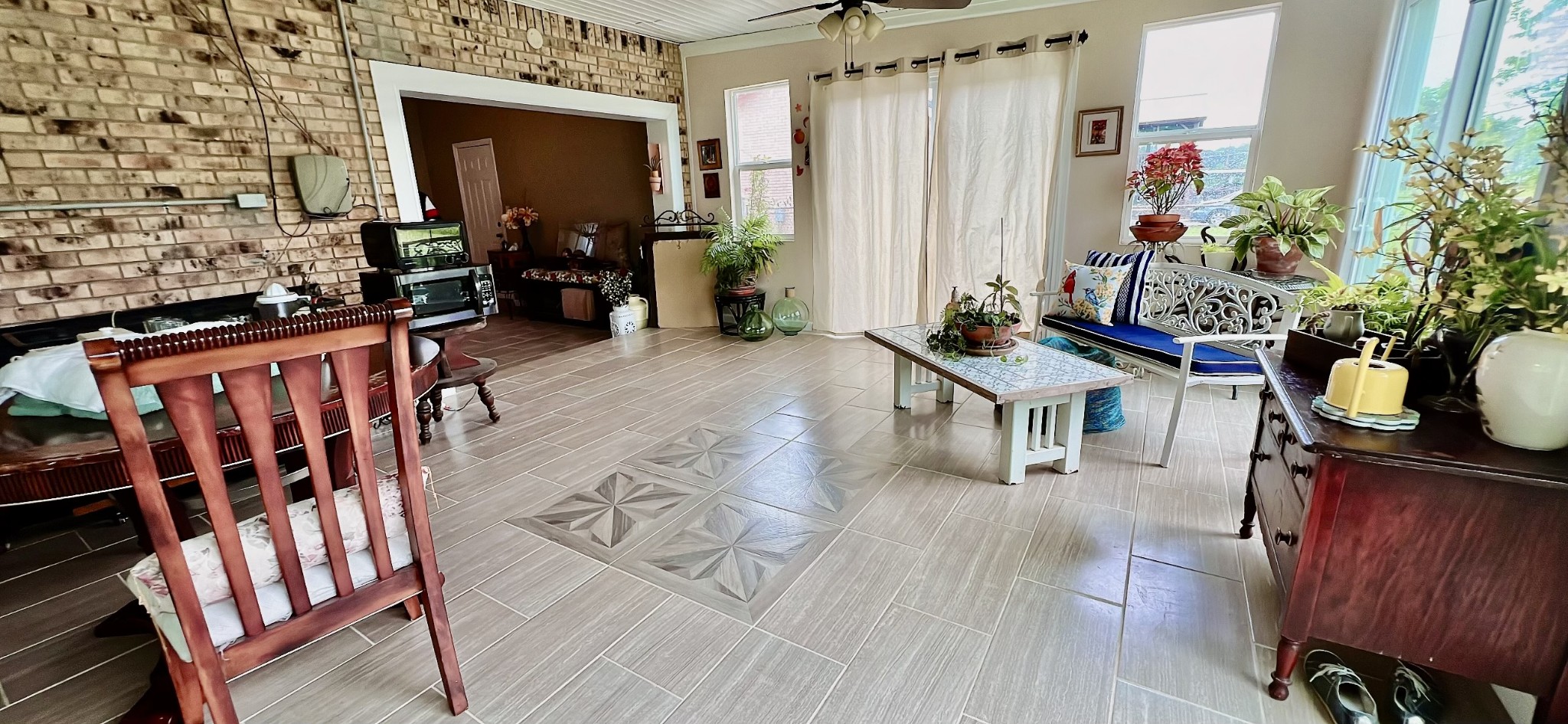 319 Copeland Road Clarksville, TN 37042 - Photo 23 of 30 a living room with furniture and a potted plant