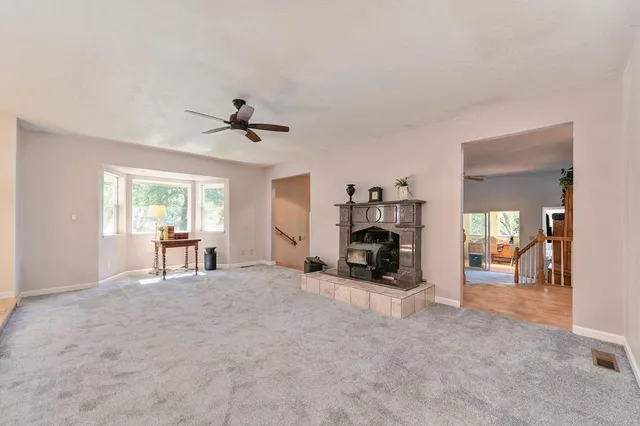 a view of livingroom with furniture and a ceiling fan