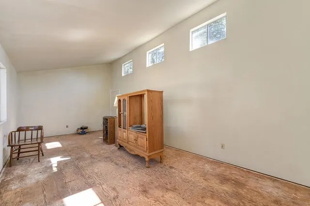 a view of livingroom with furniture