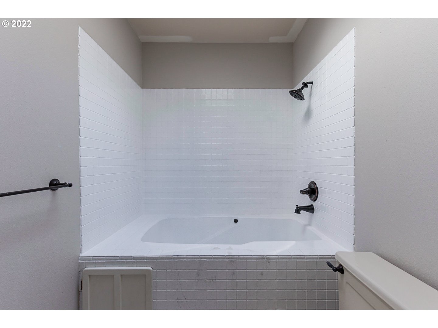 1302 Southwest 19th Drive Gresham, OR 97080 - Photo 28 of 32 a bathroom with a bathtub