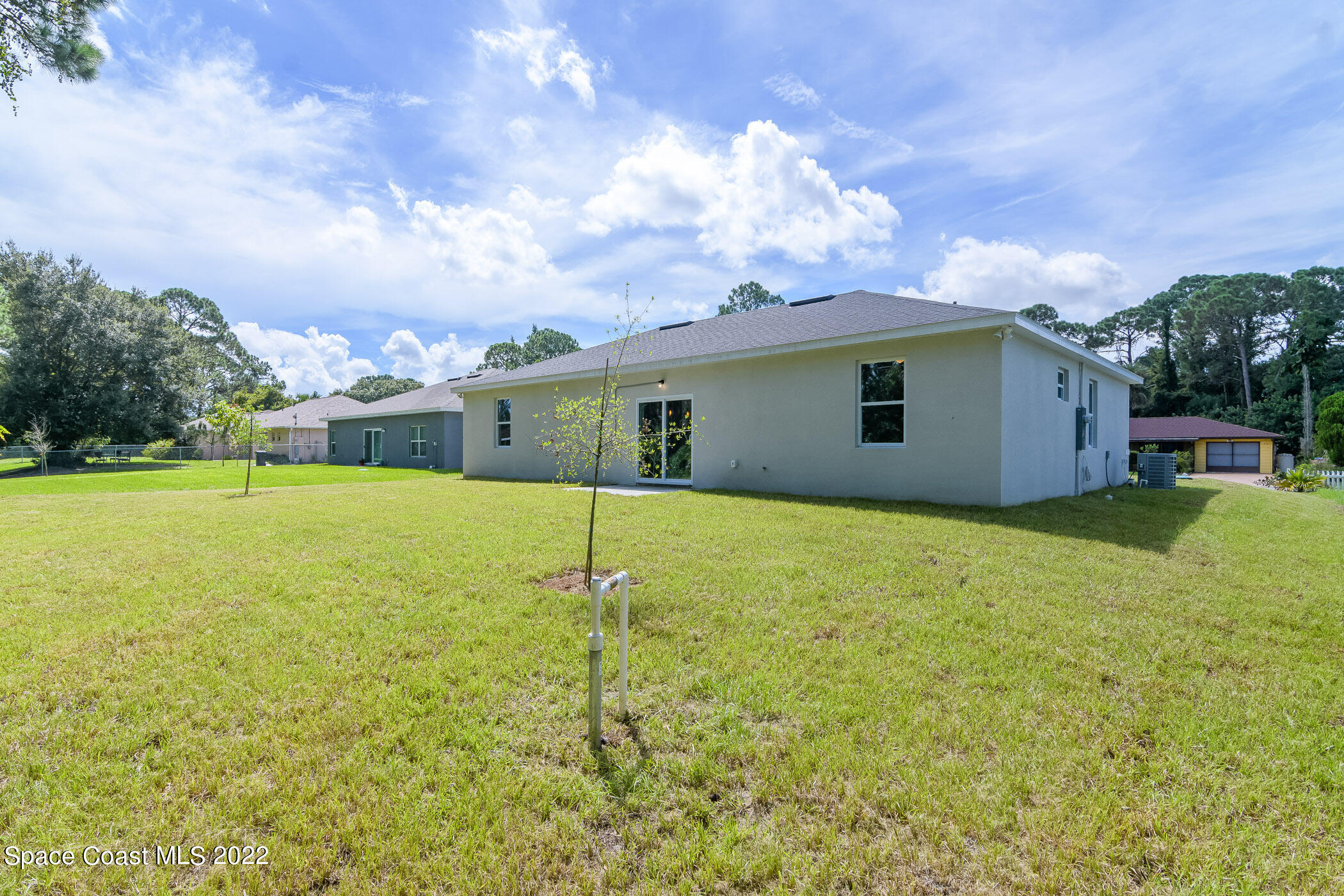 399 Taunton Road Southwest Palm Bay, FL 32908 - Photo 38 of 43 a backyard of a house with table and chairs