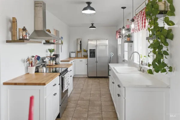 $575,000 | 3611 Highway 8, Troy, ID 83871