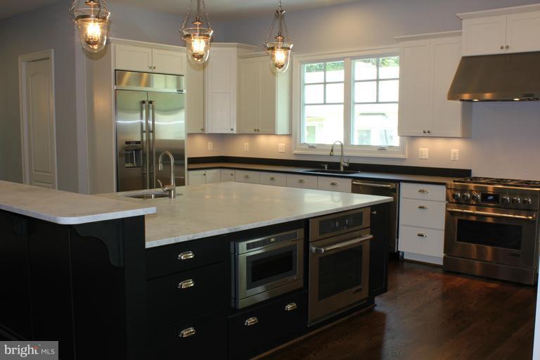 360 Windover Avenue Northwest Vienna, VA 22180 - Photo 2 of 7 Kitchen