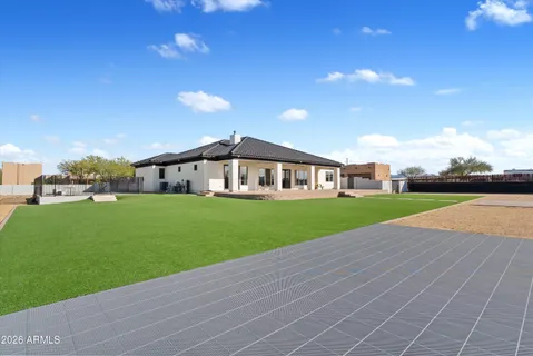 a view of a backyard