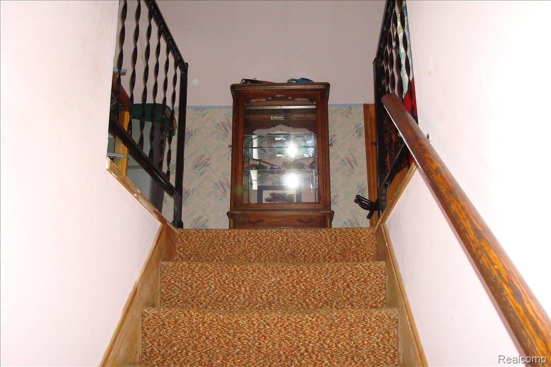 21266 Waltham Road Warren, MI 48089 - Photo 8 of 10 Upper Level Family Room