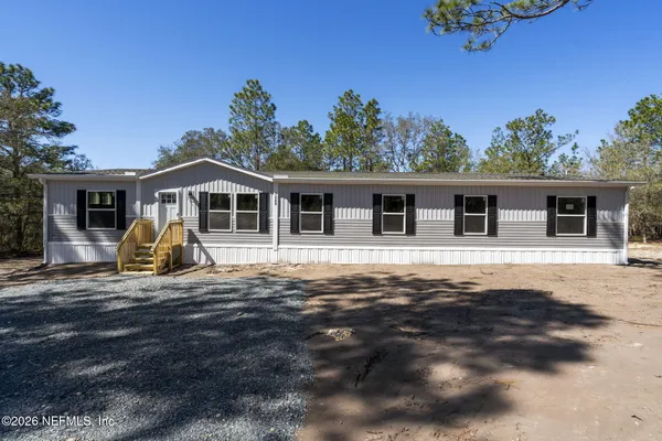 a view of a house with backyard