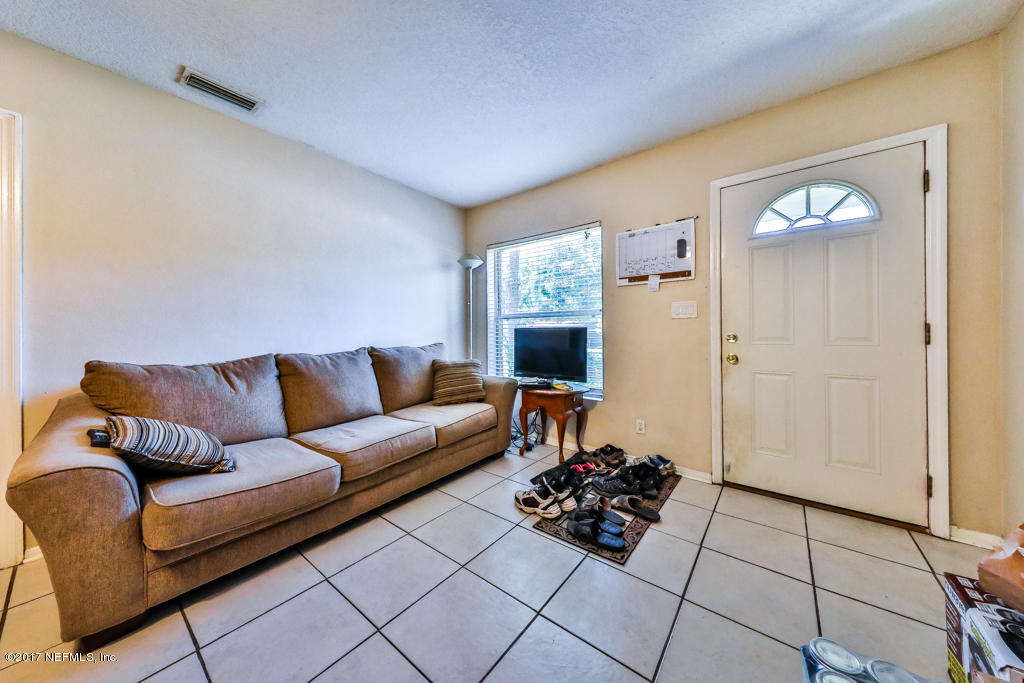 339 Brunswick Road Jacksonville, FL 32216 - Photo 15 of 17 Living Room