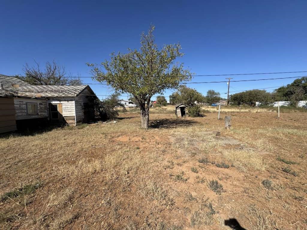 650 South 6th Street Slaton, TX 79364 - Photo 2 of 9 a view of a road with a building in the background